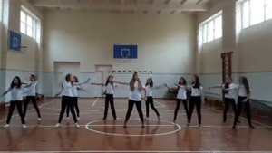 Девочки 6-го класса, танцуют под песню We will rock you.