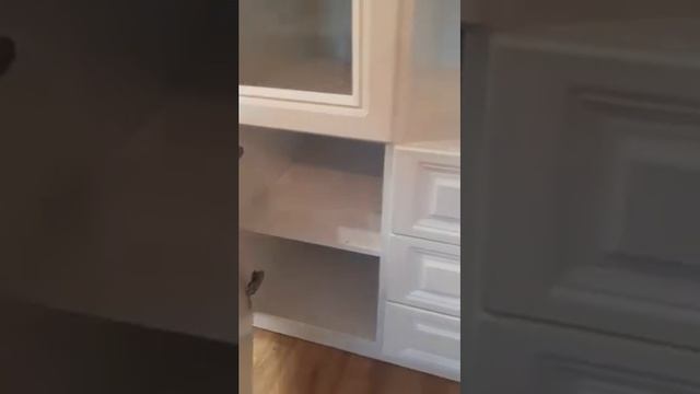 Мебель для гостиной. Стенка. Письменный стол с тумбами.