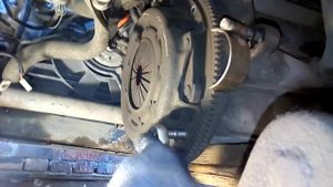 как стопорить маховик при откручивании сцепления