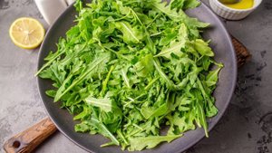 Салат с семгой, моцареллой и рукколой
