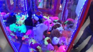 ИГРАЕМ И ПОМОГАЕМ АВТОМАТУ НЕ ОБМАНУТЬ НАС / ХВАТАЙКА с призами / как достать игрушку из автомата