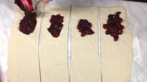 ПИРОЖКИ С ВИШНЕЙ ЗА 5 МИНУТ! СЛОЙКИ С ЯГОДНОЙ НАЧИНКОЙ