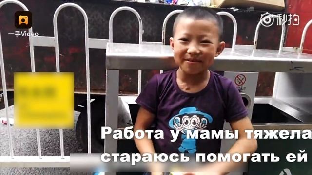 9-летний мальчик помогает своей маме убирать мусор на улицах[Age0+] смотреть онлайн