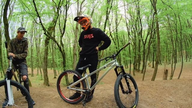 Уехали из города катнуть фрирайд в лесу | Строим новую трасу ! #1 смотреть онлайн