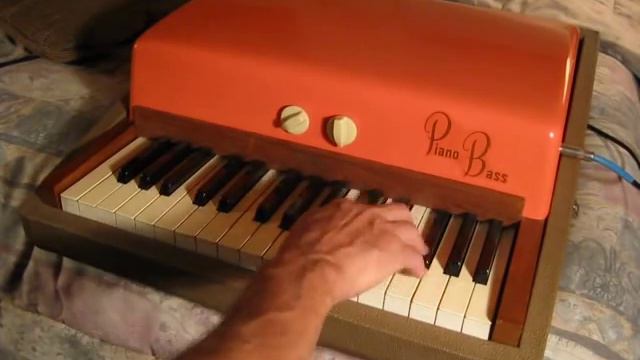 Rare Orange-Top Fender Rhodes Bass смотреть онлайн