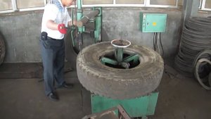 Процесс вырезания борта грузовой шины