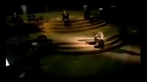 Лара Фабиан.Lara Fabian Je t’aime.Она вышла на сцену,но не смогла запеть.Тогда запел зал.