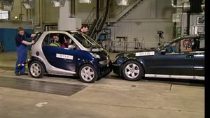 IIHS crash test with Smart fortwo and Mercedes Benz E Class