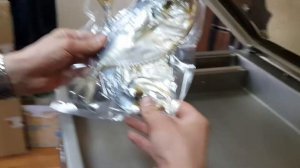 Вакуумный упаковщик - испытание. Упаковка рыбы холодного копчения
