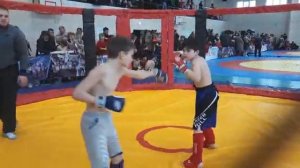 бой ММА я в красных перчатках