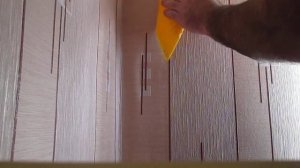 Как подклеить обои с использованием шприца и шпателя.