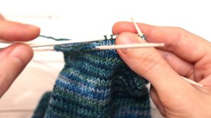 Заканчиваю вязание носков только так. Этот способ закрытия мне кажется самым простым