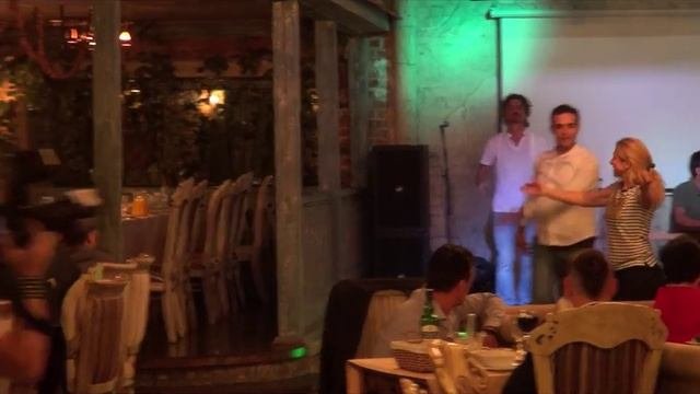 Официанты и хостес ресторана шокируют гостей своими танцами.