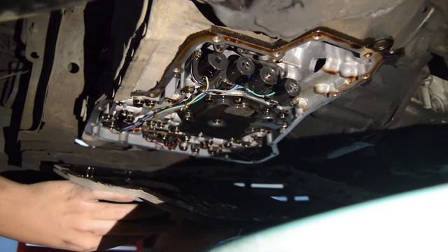 Nissan Tiida 2011 | Cambio de aceite de transmisión automática ATF. ?? смотреть онлайн