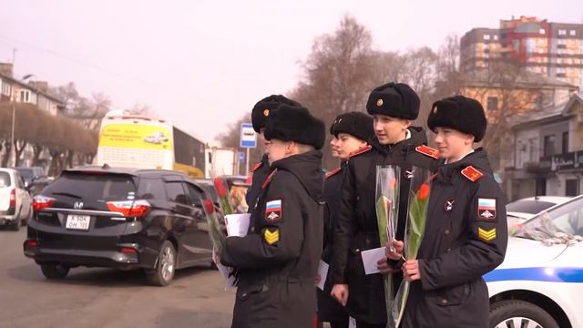 Автомобилисток нашего города мужчины сегодня поздравляли с наступающим праздником смотреть онлайн