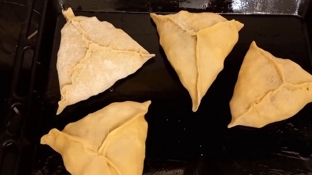 Готовим треугольники [курник]. Курица, картофель, лук. Все по домашнему. Очень вкусно и полезно. смотреть онлайн
