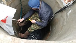 Замена шланга у насоса. Спуск в колодец