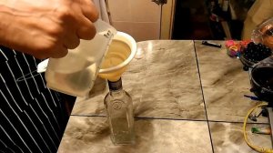 Как налить жидкость в бутылку с дозатором / How to pour a liquid into the bottle with a dispenser