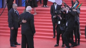 Орнелла Мути обнимается с Михалковым