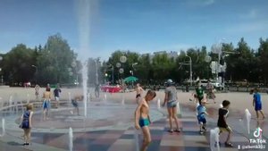 купаемся в фонтане.