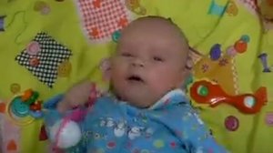 Ребенок 3 месяца поет и танцует.AVI