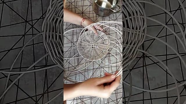 Корзиночка с плетеным дном.