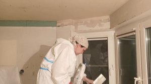 Как выровнять стену над окном