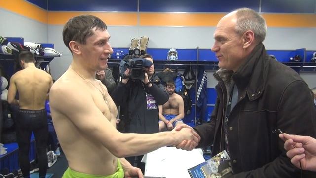 Александр Бубнов дарит свою книгу Константину Горовикову смотреть онлайн