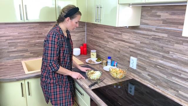 САЛАТЫ ИЗ КОНСЕРВОВ (3 Рецепта) Как приготовить вкусный салат с консервами на праздничный стол