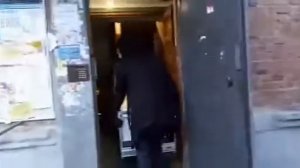 Ошибка грузчиков при загрузке холодильника в машину