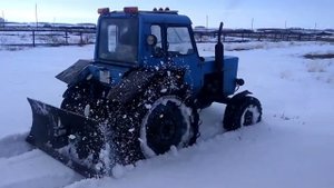 МТЗ 80 по снегу.разбиваем сугроб.