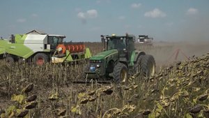 В Прохладненском районе продолжается уборка урожая подсолнечника