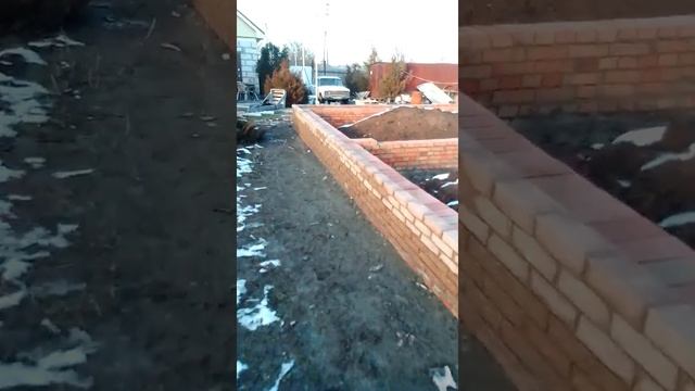 цоколь из  кирпича