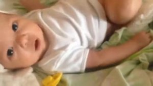 Грудничок общается с мамой