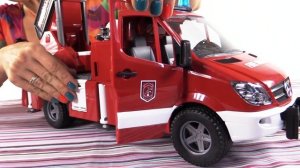 Игрушки для детей. Пожарная Машина  Bruder тушит пожар