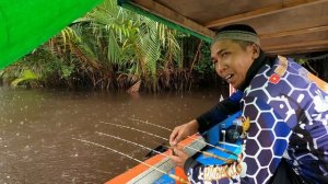 Seharian diguyur hujan saat mancing di sungai sampai kelaparang langsung masak di perahu