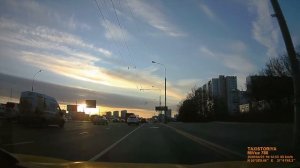 Взгляд из окна такси. Москва вечер час пик Каширское шоссе в центр