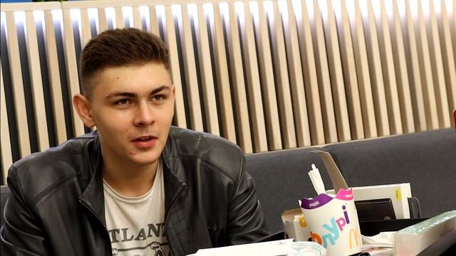 ШКОЛЬНИК ОТМЕЧАЕТ 16 ЛЕТ|10000 КАЛОРИЙ|РАСПАКОВКА ПОДАРКОВ смотреть онлайн