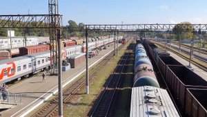 Прибытие на станцию Горячий Ключ и поезда во время стоянки на станции стыкования