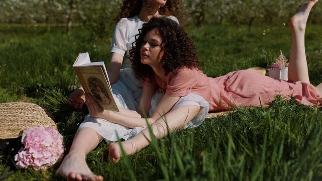 Летняя коллекция женской одежды 2023. Платья костюмы из натуральных тканей. URS