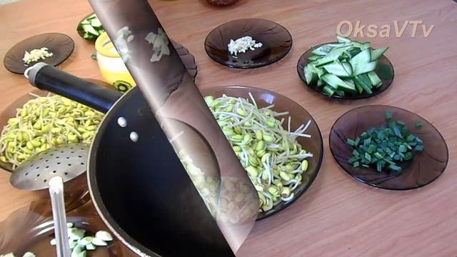 Соевые ростки жареные с огурцом (绿豆芽炒黄瓜片, Lǜ dòuyá chǎo huángguā piàn).Китайская кухня.