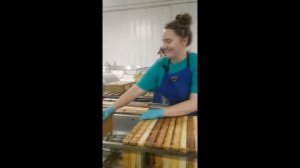 Манипулятор на три магазина и цепная распечатка на откачке мёда в хозяйстве Браунингов (США)