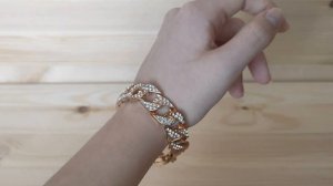 Красивый женский браслет под золото, усыпанный стразами