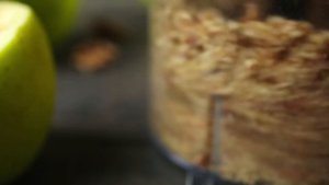 Как приготовить печеное яблоко с красным рисом, изюмом и орехами | Простой рецепт