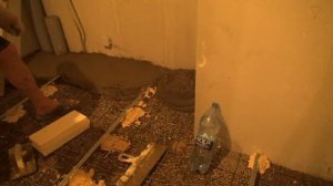 устройство подиума для унитаза и стяжка пола в ванной