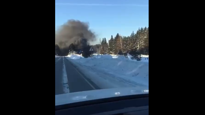 Покрышками отогревают замерзший водовод