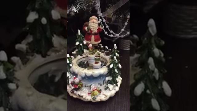 Новогодняя музыкальная композиция(фигурка) Дед Мороз и Снеговик с детками на катке
