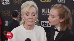 Find someone that looks at you the way Hannah Einbinder looks at Jean Smart. #hacks