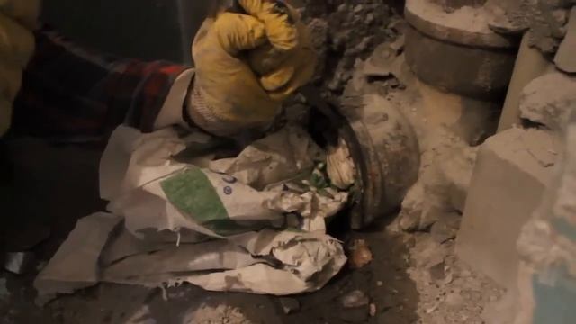 Правильная расчеканка фанового тройника. Демонтаж чугунной канализации. Переход с чугуна на пластик
