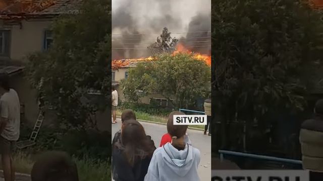 Горит дом и здание почты в поселке Солнечный